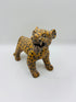 Jaguar Zapoteca parado amarillo viendo lado derecho
