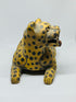 Jaguar amarillo viendo lado izquierdo con urna