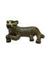 Jaguar echado patas cruzadas